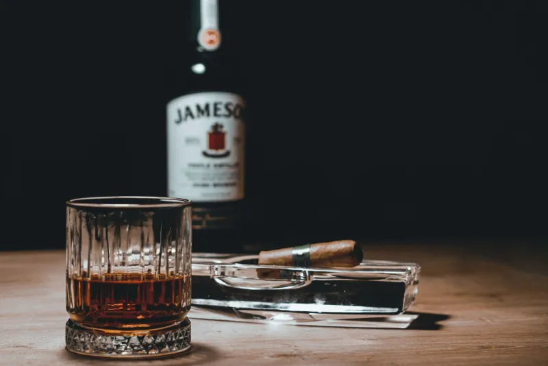 Smoke Meets Sip: The Swinger's Guide to Pairing Cigars with Food, Spirits, and Coffee